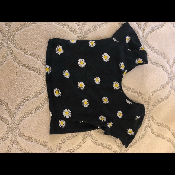 Brandy Melville Daisies Shirt - Picture 2 of 3